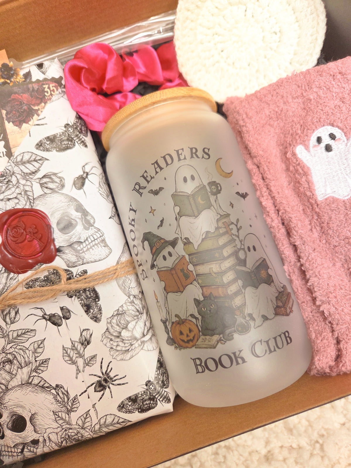 Glass cup 'Spooky Book Club'